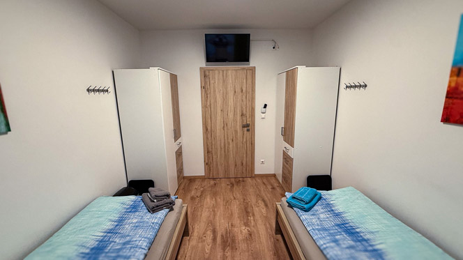 monteurunterkunft-pischelsdorf-zimmer-mit-getrennten-betten-mit-Sat-TVjpg - Monteurzimmer Buchen