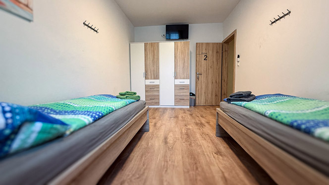 monteurzimmer-neulengbach-zimmer-mit-getrennten-betten-mit-Sat-TVjpg - Monteurzimmer Buchen